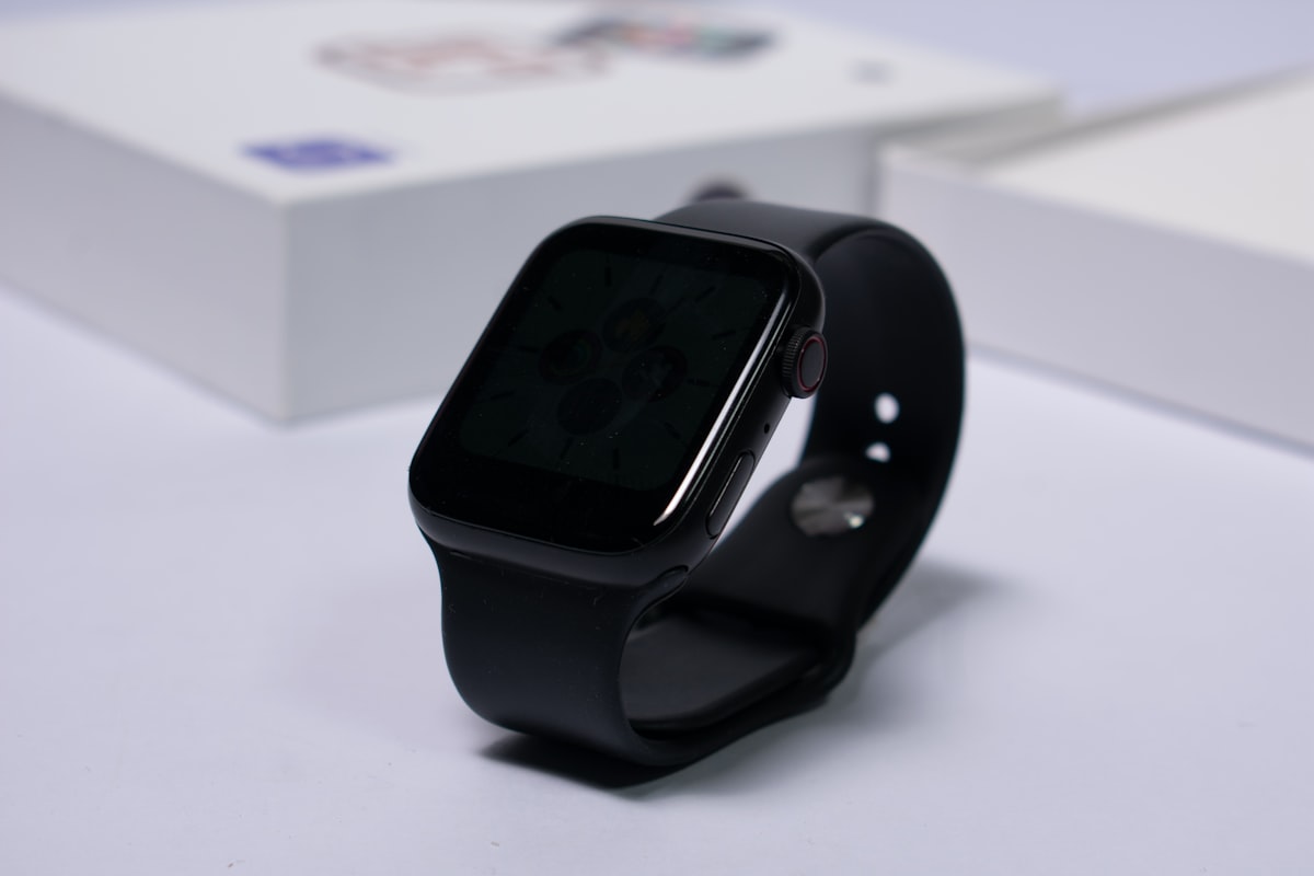 Smartwatch dengan indikator baterai rendah saat pengujian mixed workload real-world