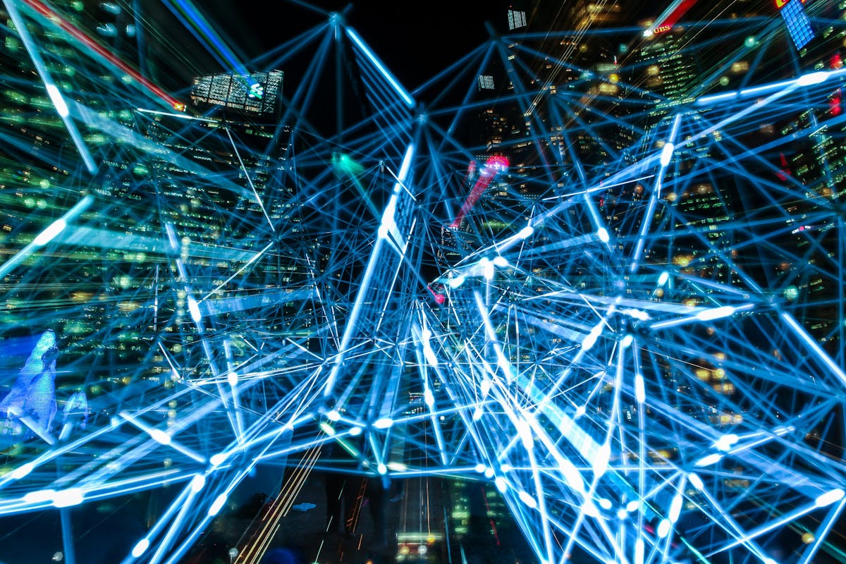 Grafik trade-off akurasi vs ukuran model pada berbagai level quantization INT8 INT4 NF4