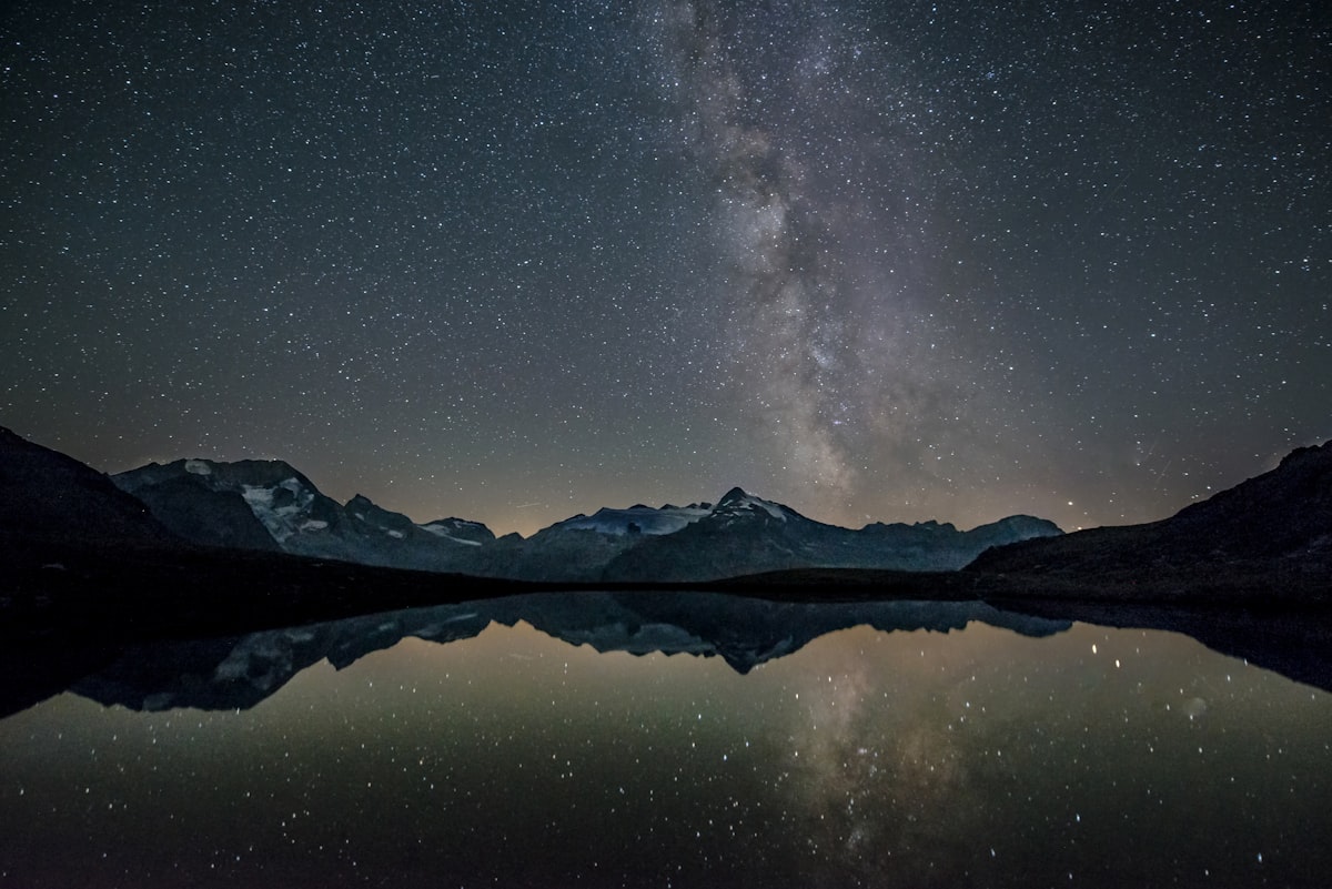 Samsung Galaxy S24 Ultra dengan aplikasi Expert RAW terbuka siap memotret 200MP night mode