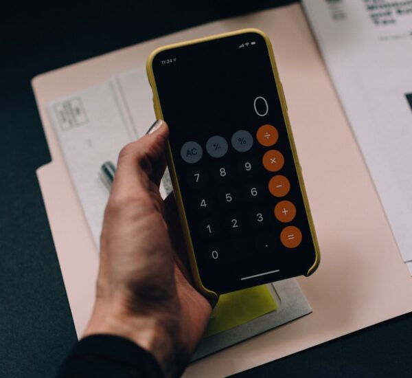 Perbandingan paket severance Google vs Amazon vs Meta 2025 untuk pekerja tech yang terkena PHK