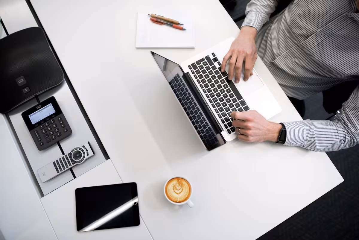Startup founder dan developer open source membaca dokumen lisensi software untuk compliance hukum