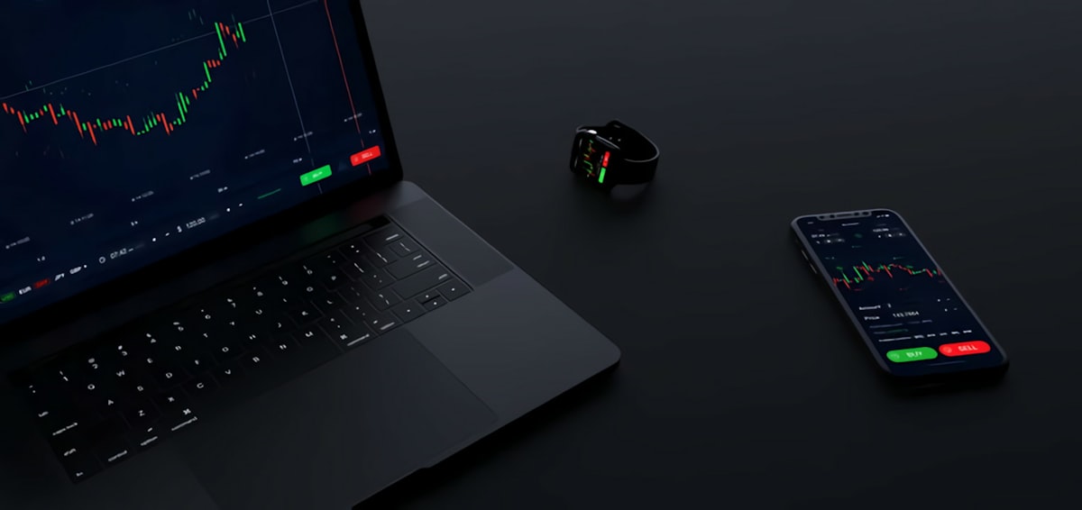 Trader menganalisis options strategy di layar multi-monitor saat berita PHK Big Tech rilis