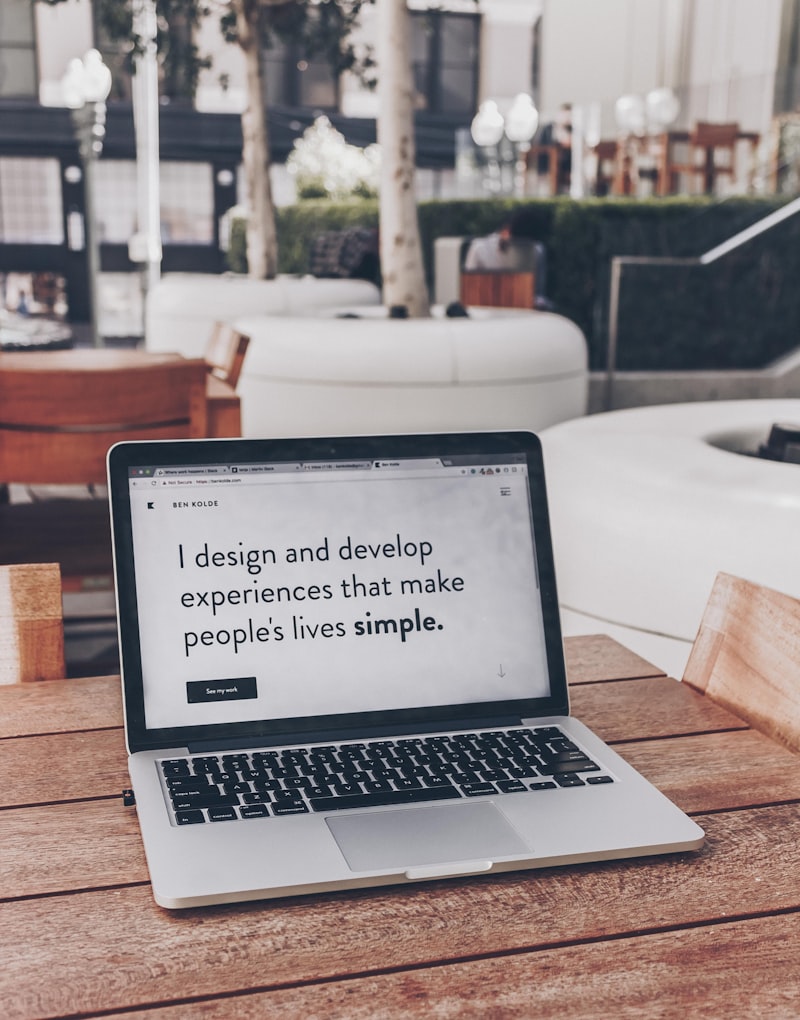 Web designer mengedit tampilan section WordPress dengan live preview real-time