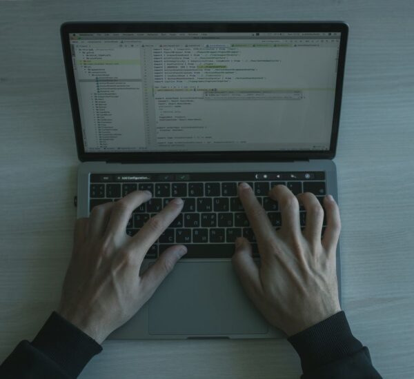 Analisis log server untuk mendeteksi indicator of compromise manual setelah serangan WordPress