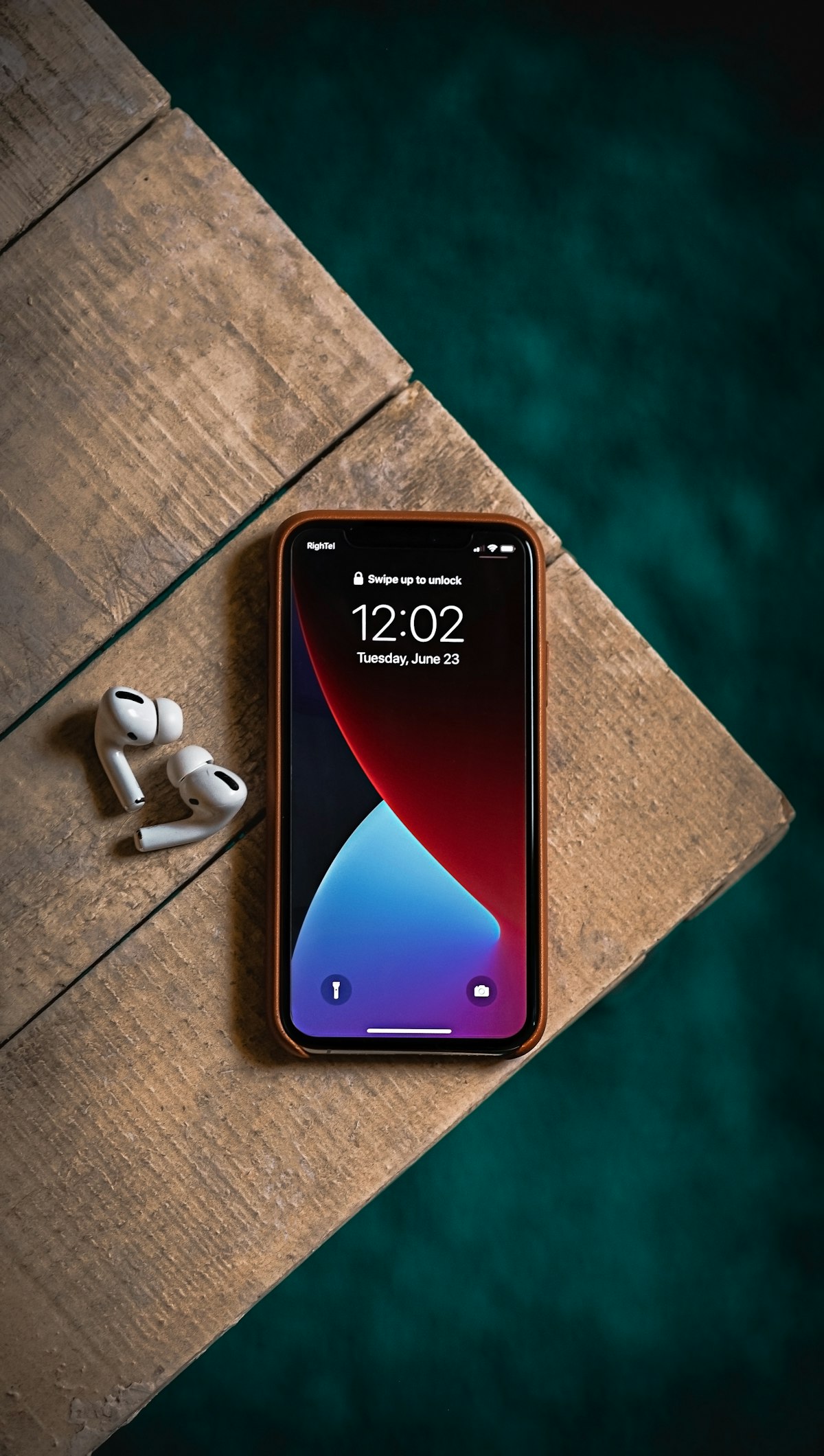 Galaxy Z Flip 8 cover screen showing One UI 8 staggered grid app layout