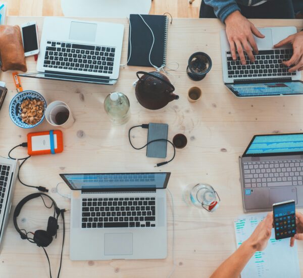 Developer frustrasi melihat compile time Rust yang lama di terminal