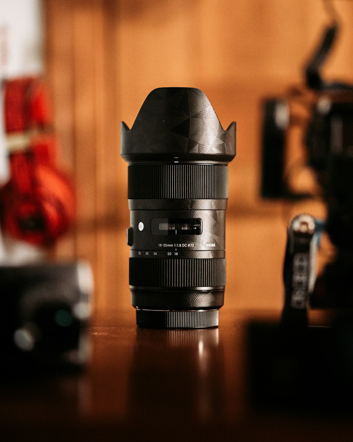 DSLR and smartphone camera sensors side by side illustrating size differences in sensor technology