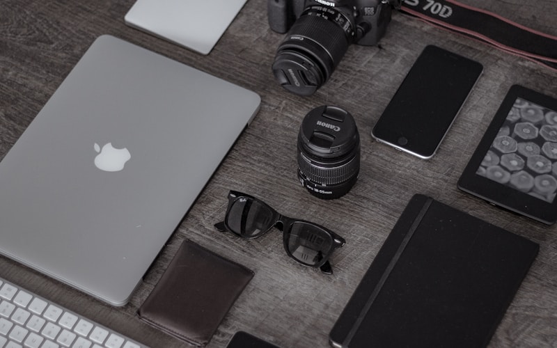 Tech reviewer preparing for Samsung Galaxy hands-on experience